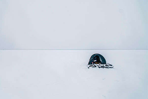 "The Frozen Road", la aventura de cruzar sobre una bicicleta el Ártico canadiense en invierno