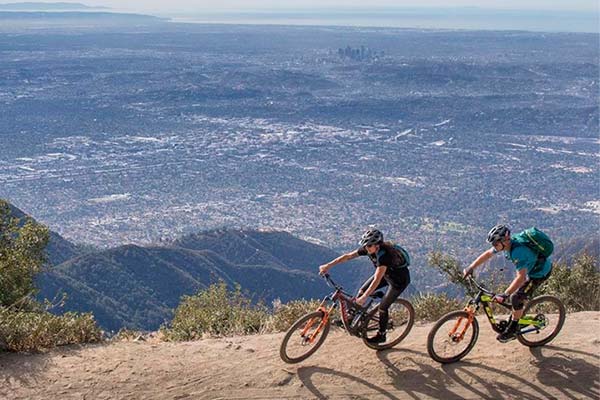 Descubriendo los senderos que rodean Los Ángeles con Hans Rey, Missy Giove y Tim Commerford (Día 1)