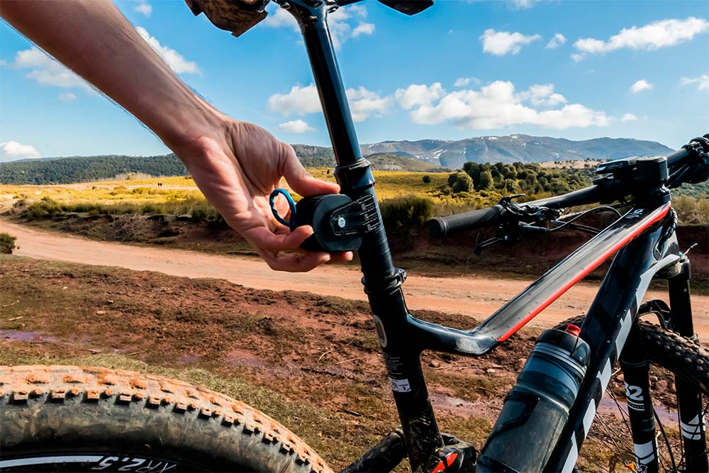 En TodoMountainBike: TRAX mtb, un práctico accesorio para remolcar una bicicleta desde la tija de otra bicicleta