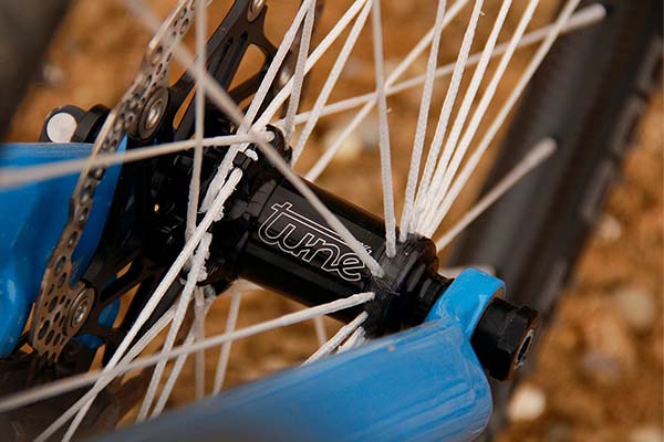 Tune BlackBurner Skyline TE, unas ruedas de carbono con radios textiles y 999 gramos de peso por juego