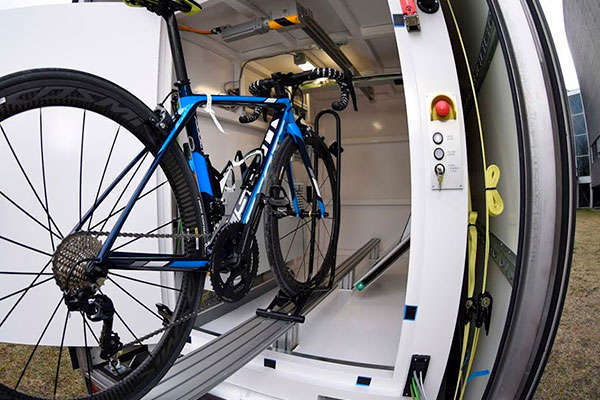 Así son las unidades de rayos X móviles de la UCI para luchar contra el dopaje tecnológico en el ciclismo
