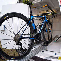 Así son las unidades de rayos X móviles de la UCI para luchar contra el dopaje tecnológico en el ciclismo