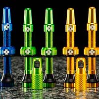 Muc-Off lanza unas válvulas 'tubeless' a prueba de fugas y disponibles en múltiples colores