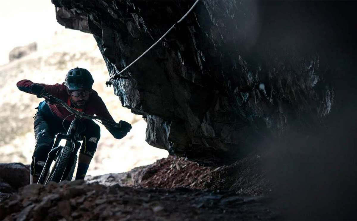 En TodoMountainBike: Kilian Bron en los Dolomitas haciendo una vía ferrata con su bicicleta de montaña