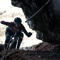 Kilian Bron en los Dolomitas haciendo una vía ferrata con su bicicleta de montaña