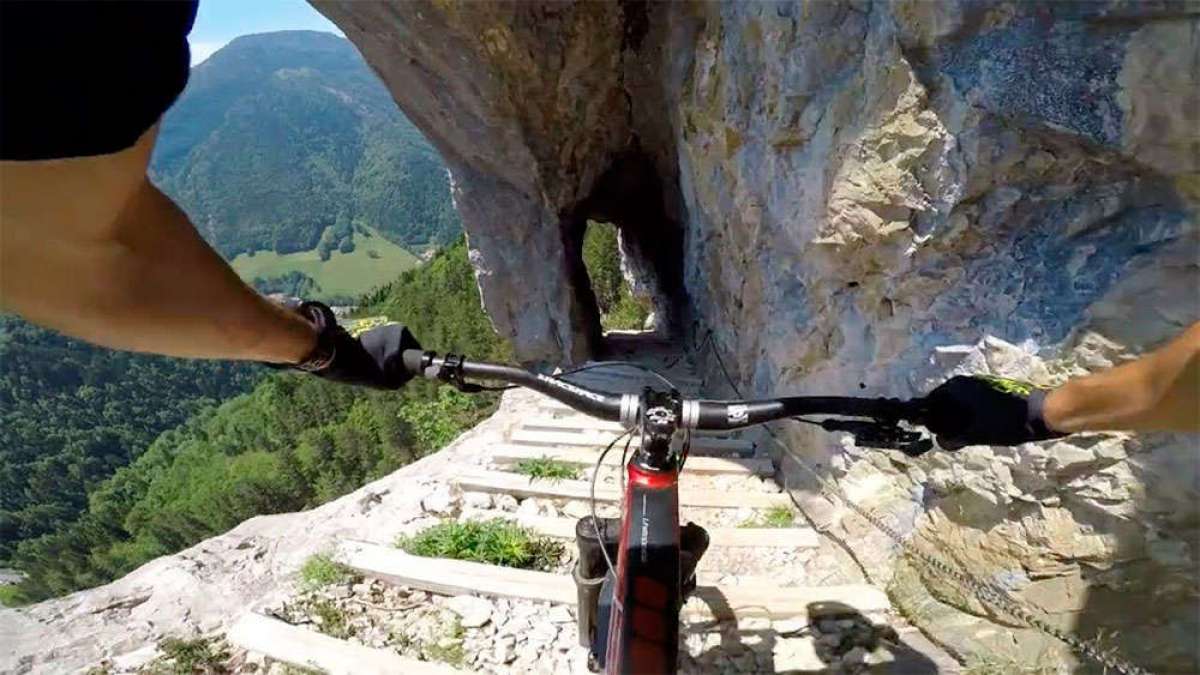 En TodoMountainBike: ¿Es posible hacer una vía ferrata con una bicicleta de montaña? Kilian Bron no tiene problemas en ello