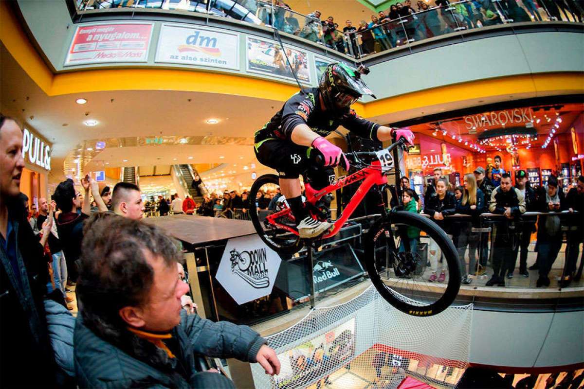 En TodoMountainBike: Así fue el Árkád Budapest DownMall 2018, una espectacular prueba de DHI disputada en el interior de un centro comercial