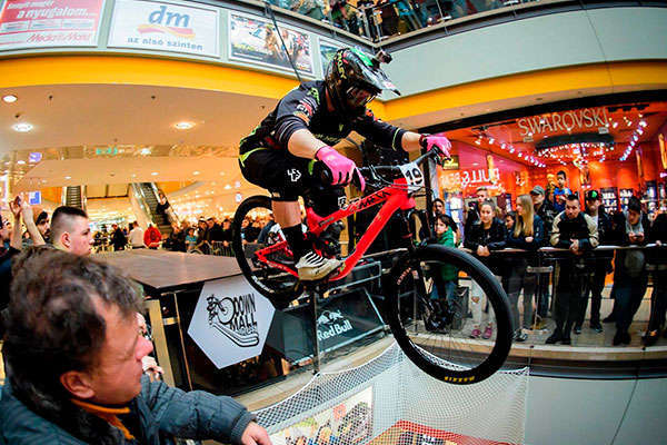 Así fue el Árkád Budapest DownMall 2018, una espectacular prueba de DHI disputada en el interior de un centro comercial