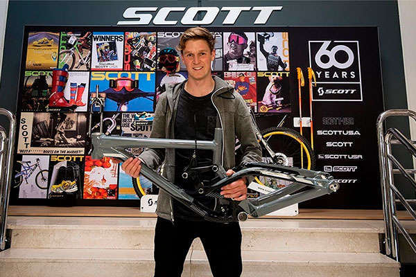 Visitando la factoría de Scott con Scotty Laughland, embajador de la marca