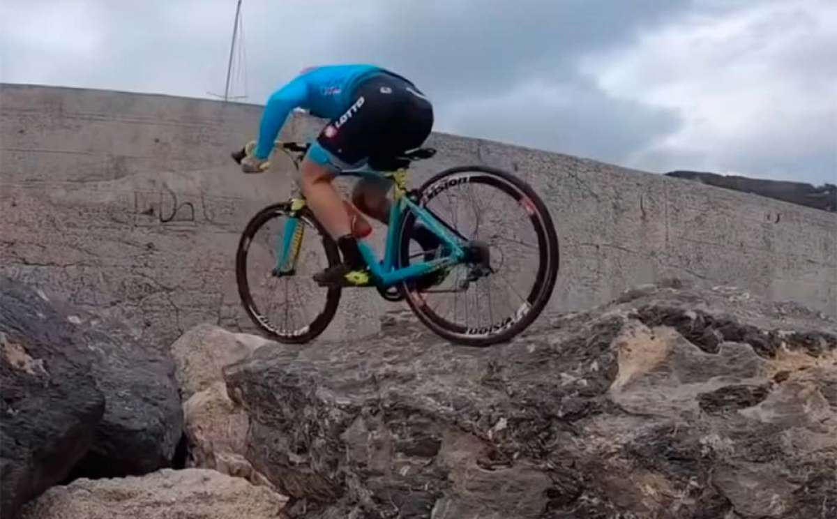 Vittorio Brumotti entrenando sobre su bici de carretera en las rocas de un espigón
