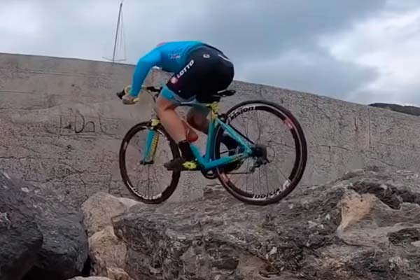 Vittorio Brumotti entrenando sobre su bici de carretera en las rocas de un espigón