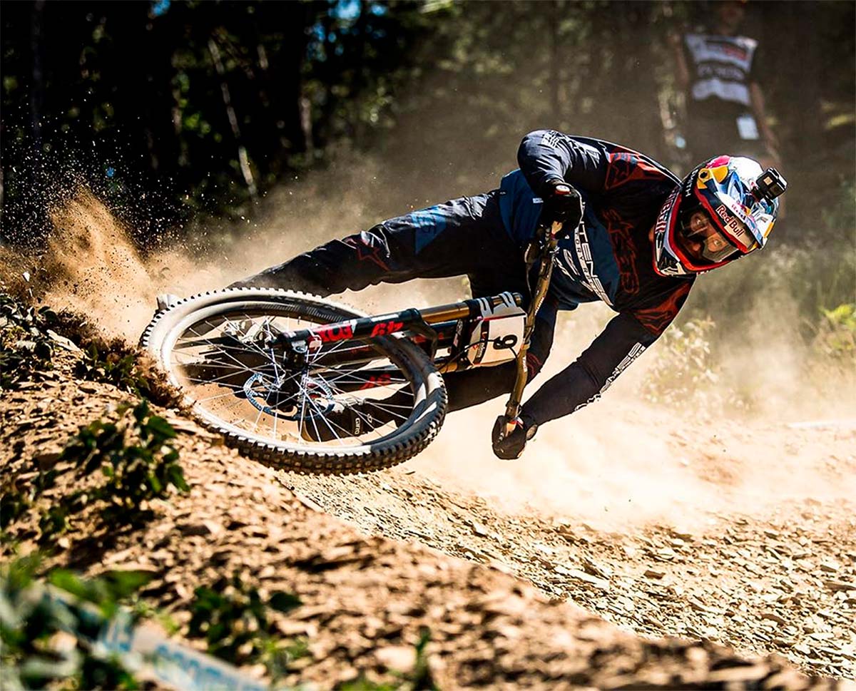 Aaron Gwin se lesionó en Vallnord y no estará en la Copa del Mundo de Les Gets