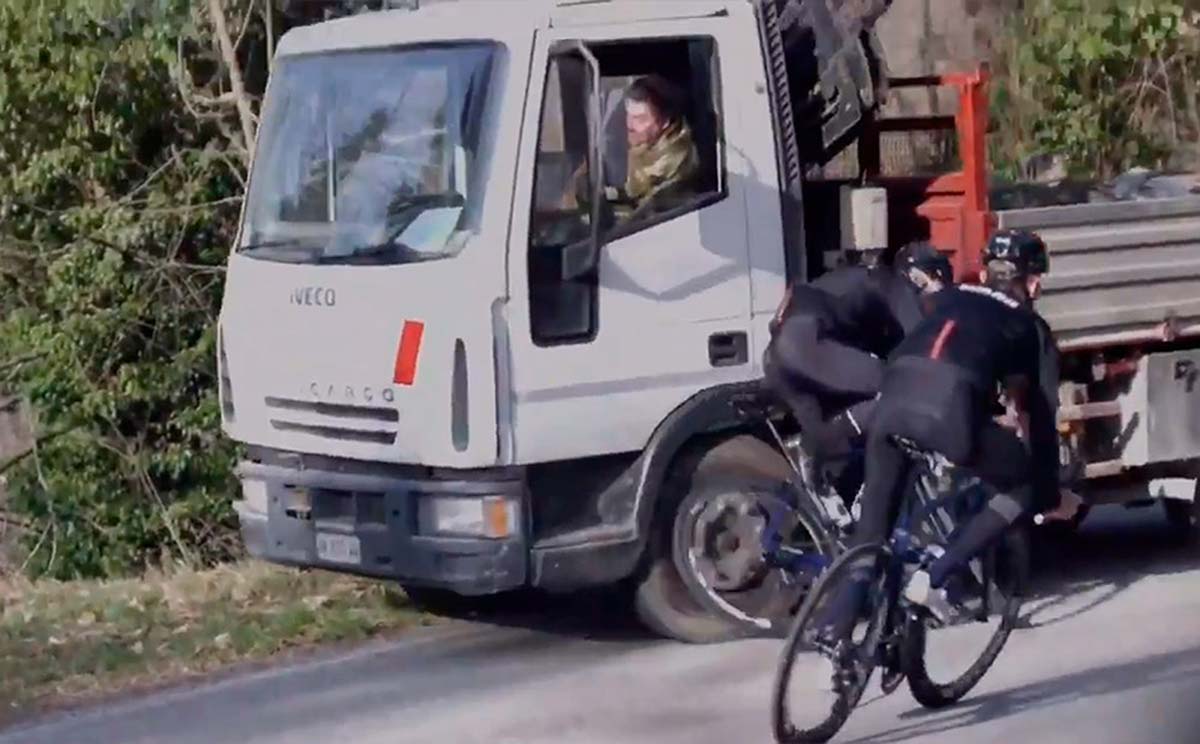El ciclista danés Michael Carbel tras sufrir un brutal accidente: "¡Siempre hay que llevar el casco, siempre!"