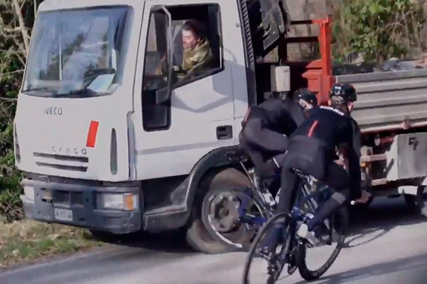 El ciclista danés Michael Carbel tras sufrir un brutal accidente: "¡Siempre hay que llevar el casco, siempre!"