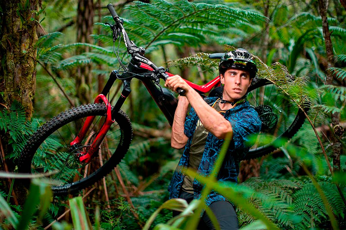 En TodoMountainBike: Amaury Pierron sobreviviendo a los peligros de la selva con su Commencal META Power