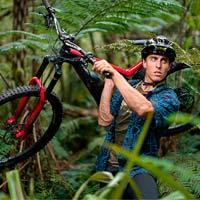 Amaury Pierron sobreviviendo a los peligros de la selva con su Commencal META Power