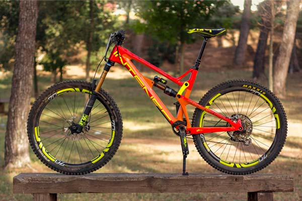AMS Kickstand, un soporte minimalista para sustituir el clásico palito para apoyar la bici