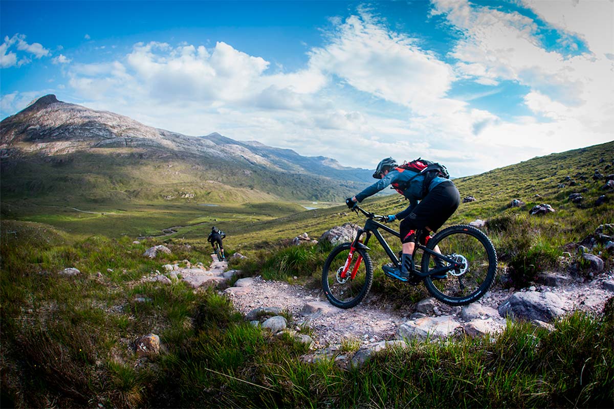 En TodoMountainBike: Explorando los mejores senderos de Escocia con Manon Carpenter y Ben Cathro