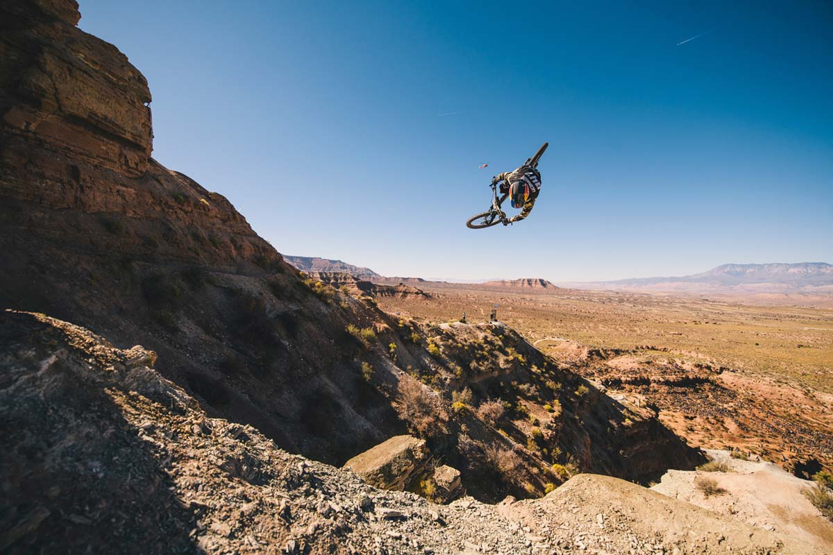 En TodoMountainBike: El increíble control de la bici de Andreu Lacondeguy en el Red Bull Rampage 2019