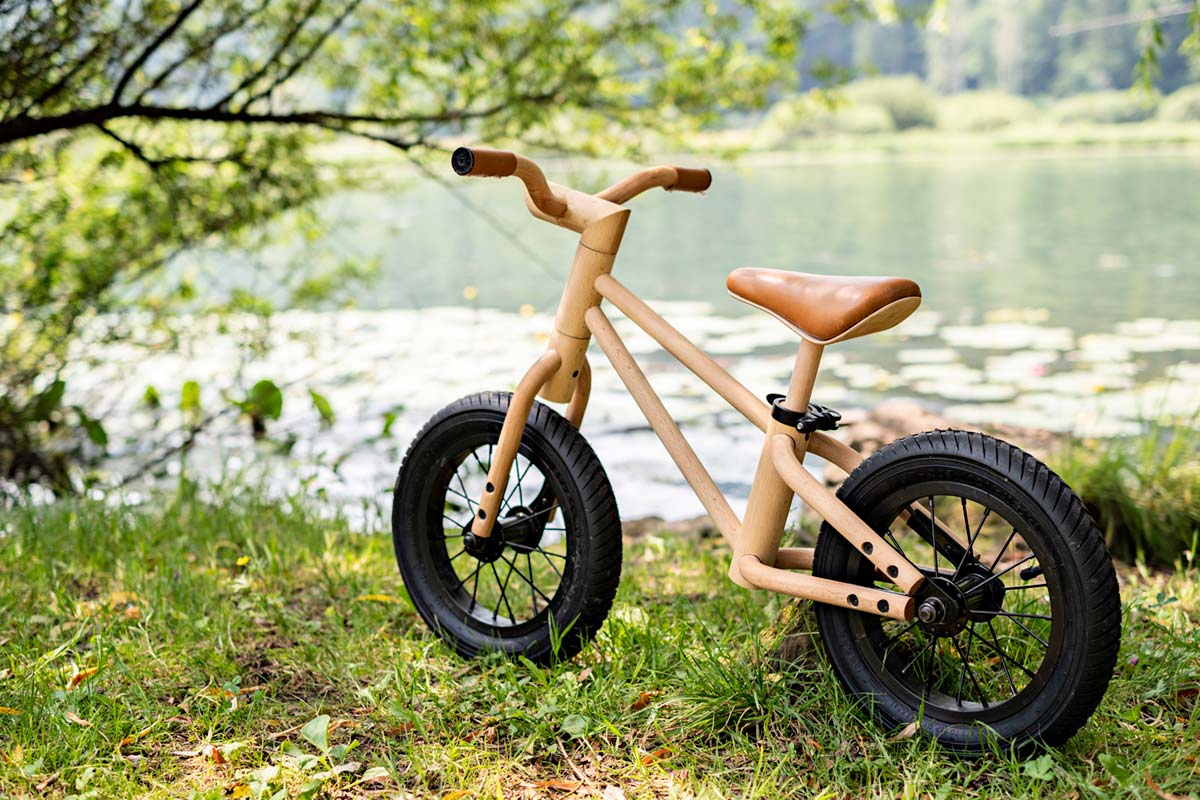 Bixie, una ecológica bicicleta de equilibrio fabricada con madera de haya de los Alpes eslovenos