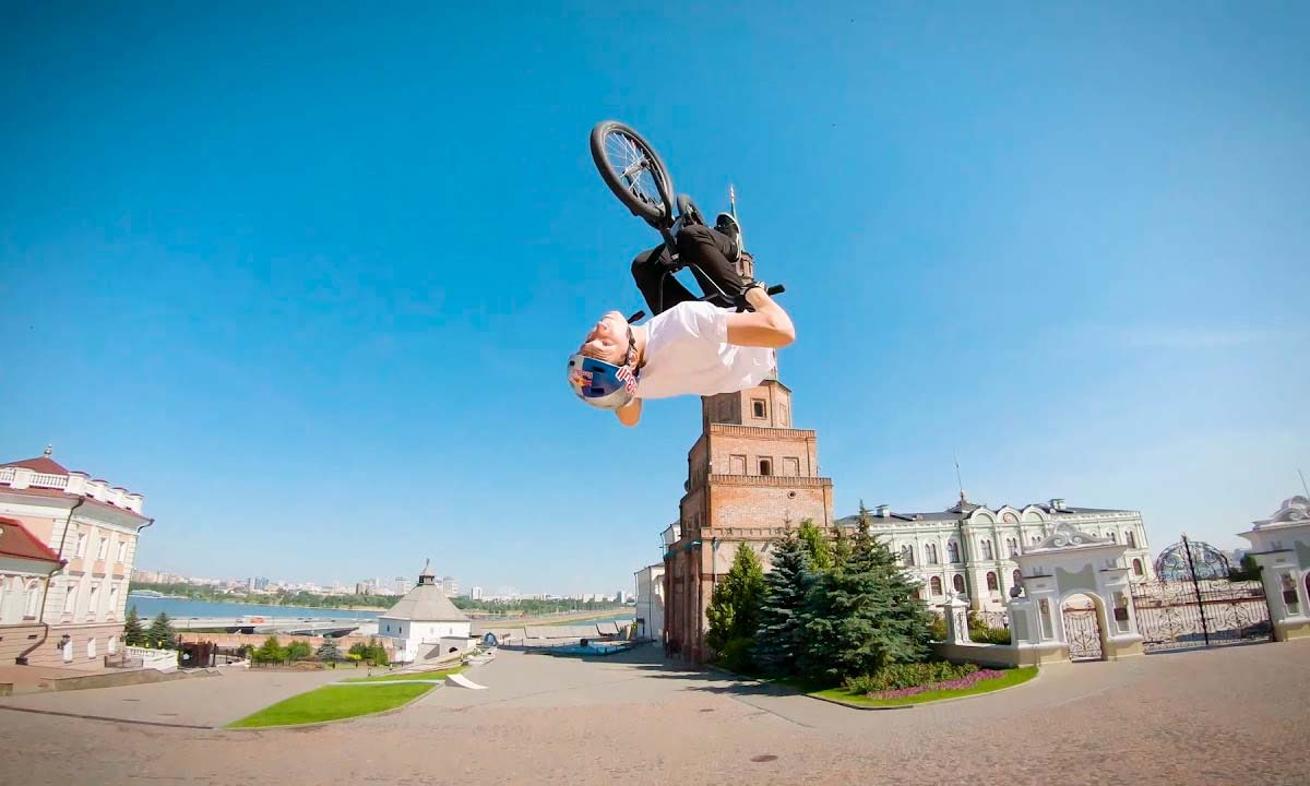 Increíble sesión de BMX urbano a vista de dron con Irek Rizaev en el Kremlin de Kazán
