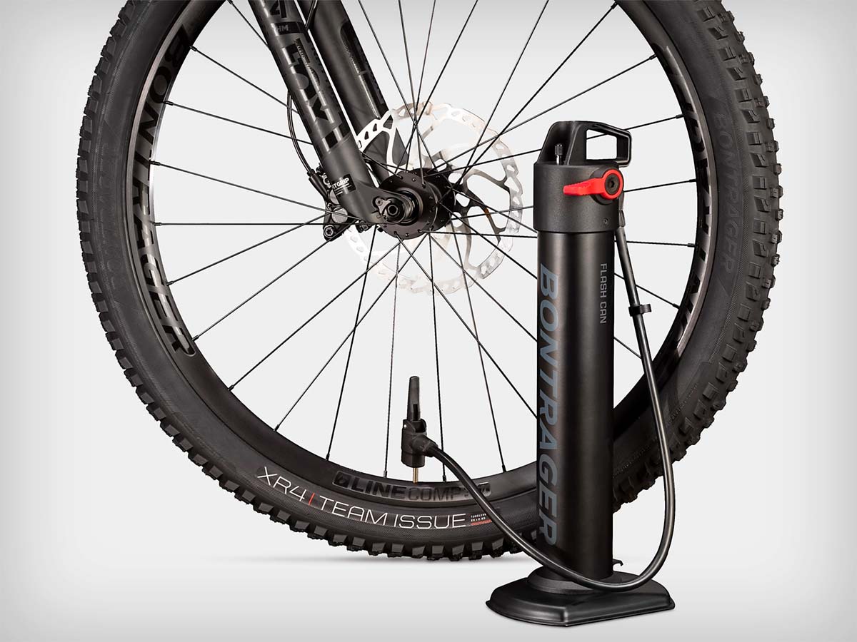 En TodoMountainBike: Bontrager TLR Flash Can, una botella de aire comprimido recargable para inflar neumáticos tubelizados sin compresor