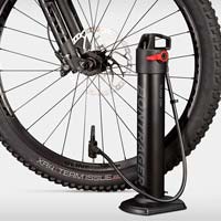 Bontrager TLR Flash Can, una botella de aire comprimido recargable para inflar neumáticos tubelizados sin compresor