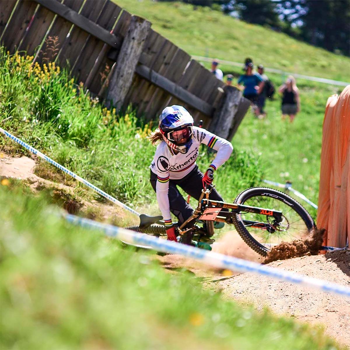 En TodoMountainBike: Copa del Mundo de Descenso 2019: así fue la caída de Rachel Atherton en Leogang