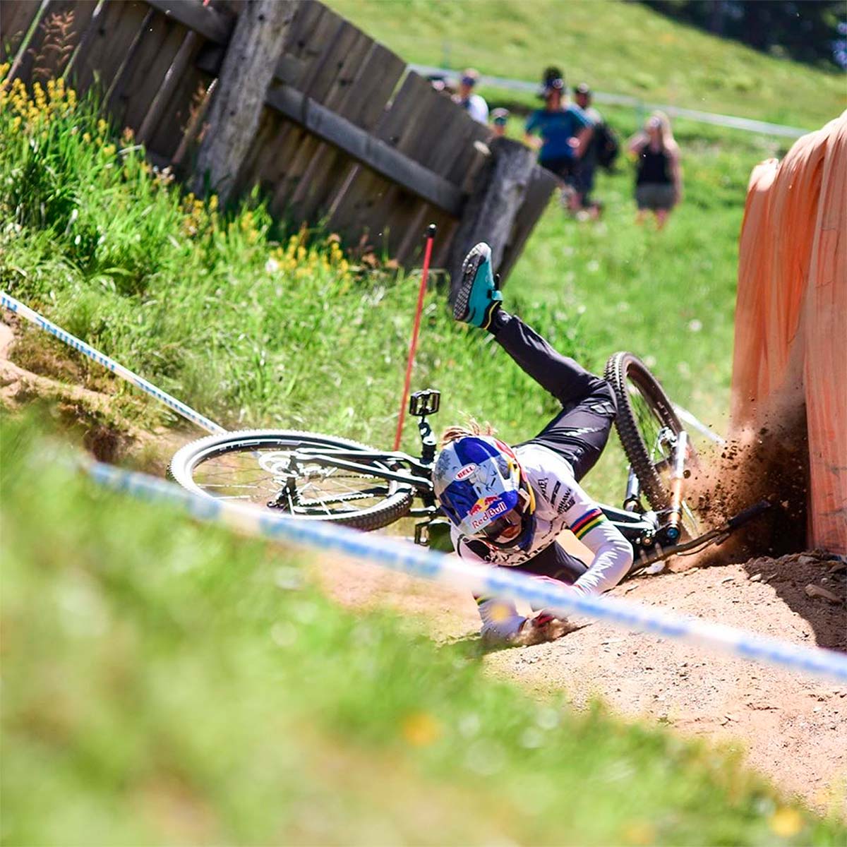 En TodoMountainBike: Copa del Mundo de Descenso 2019: así fue la caída de Rachel Atherton en Leogang