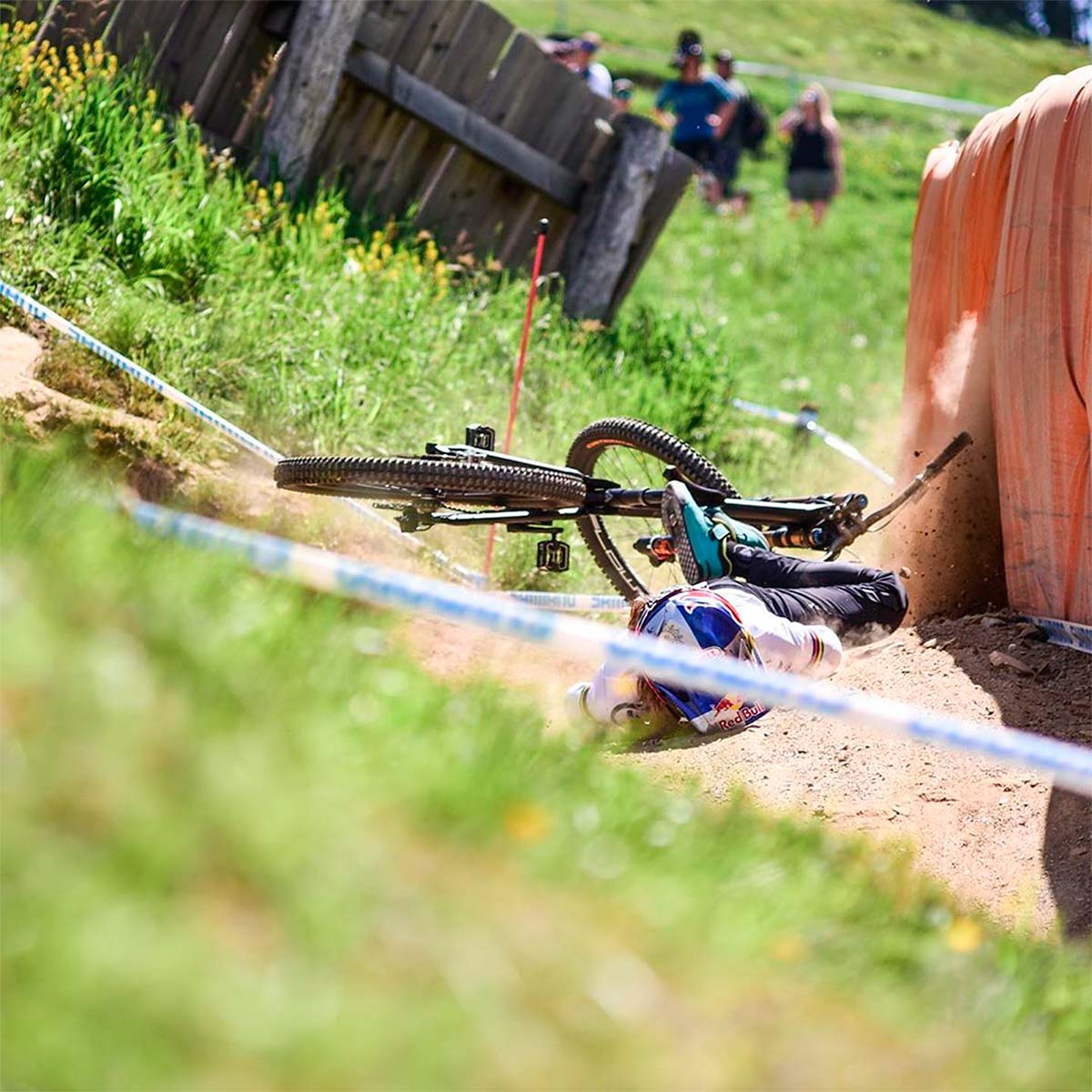 En TodoMountainBike: Copa del Mundo de Descenso 2019: así fue la caída de Rachel Atherton en Leogang