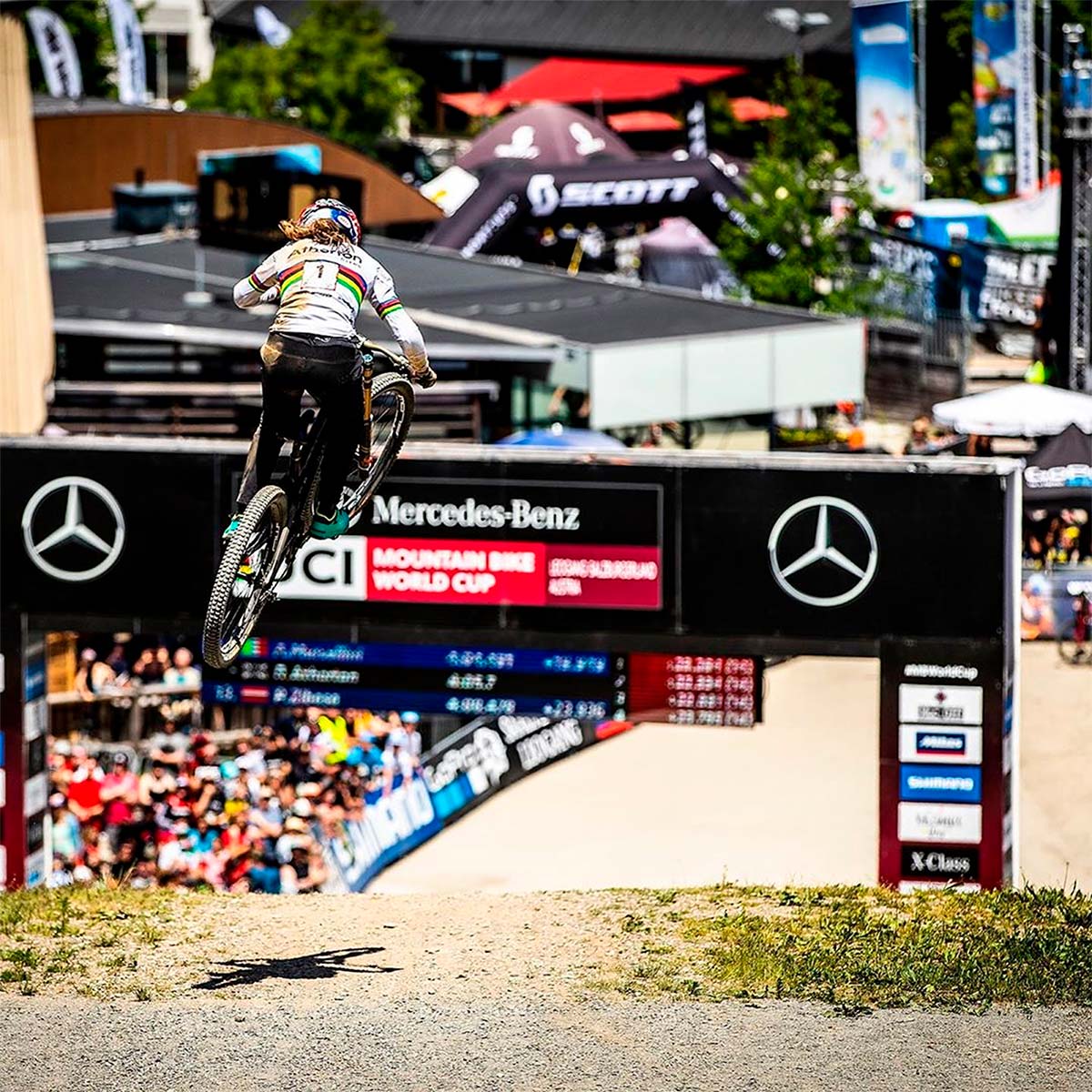 En TodoMountainBike: Copa del Mundo de Descenso 2019: así fue la caída de Rachel Atherton en Leogang