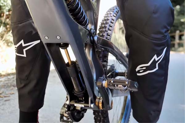 Cannondale prepara una bicicleta de Descenso con dos amortiguadores traseros
