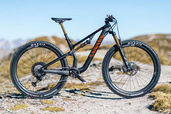 Canyon presenta su doble de Trail más ligera: la Neuron CF SLX con 130 mm de recorrido y 11.7 kg de peso