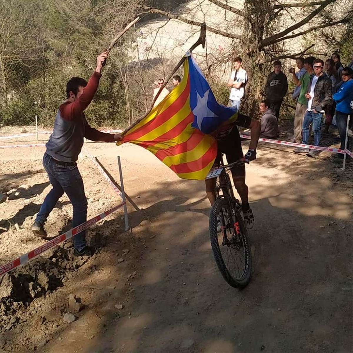 En TodoMountainBike: Carlos Coloma se cayó en Banyoles por culpa de una bandera independentista, su mecánico estalla