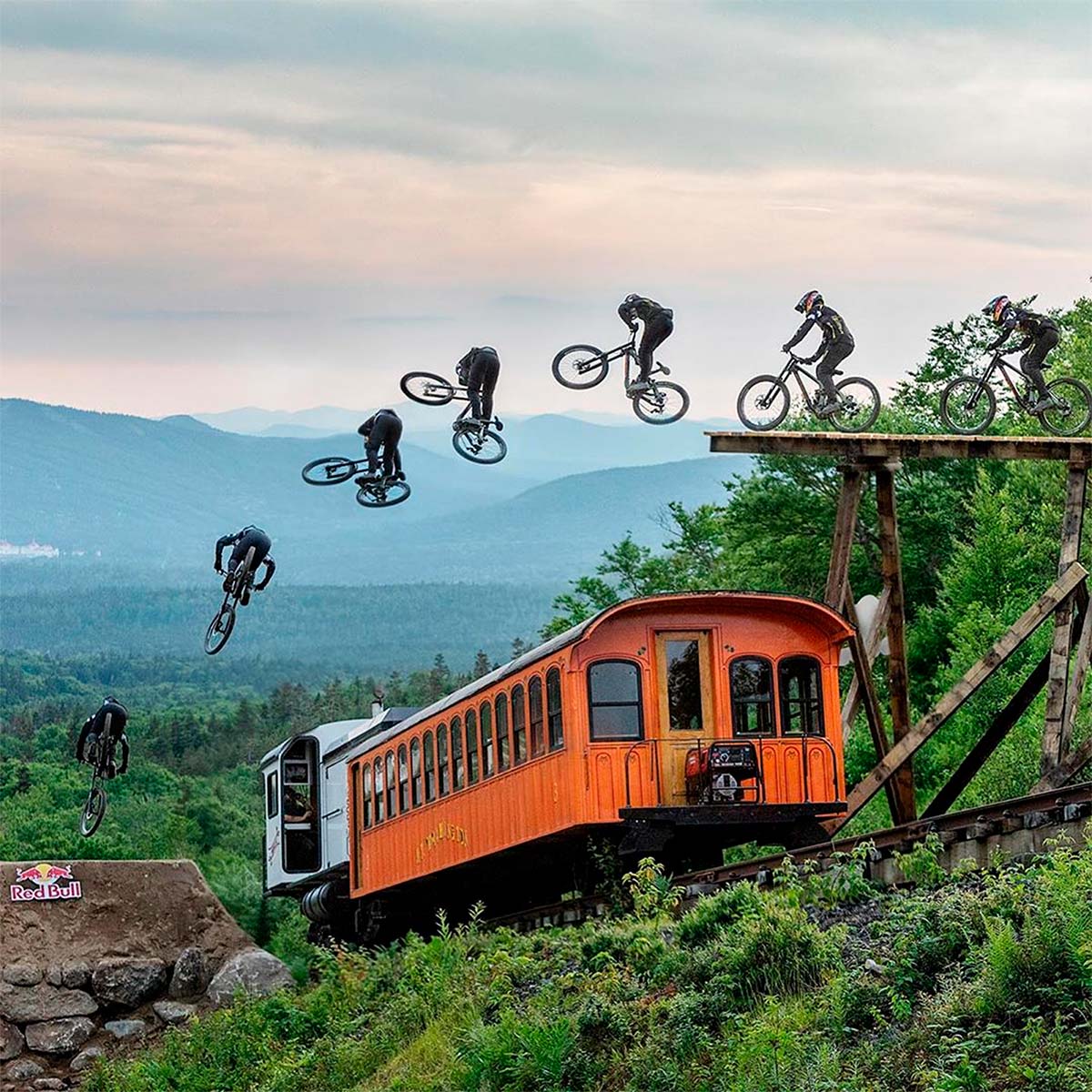 En TodoMountainBike: Carson Storch se juega la vida saltando sobre un tren en marcha: así lo hizo