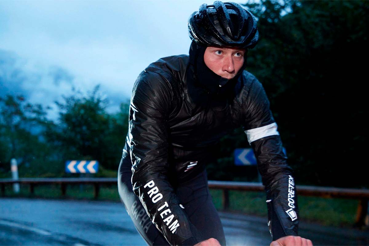 Rapha presenta su primera con tejido impermeable Gore -Tex Shakedry