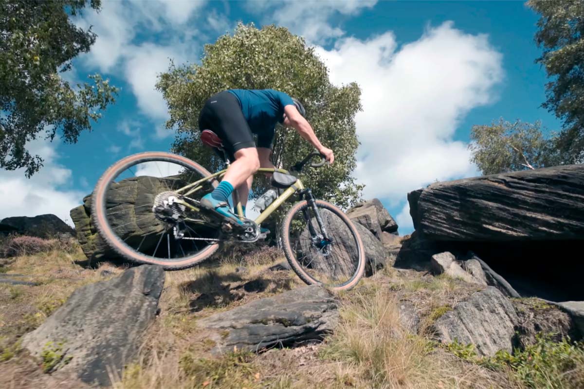 En TodoMountainBike: Chris Akrigg lleva el Gravel a un nuevo nivel en su vídeo 'Crossroads'