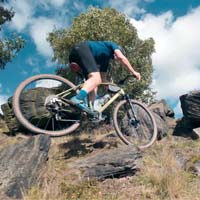 Chris Akrigg lleva el Gravel a un nuevo nivel en su vídeo 'Crossroads'