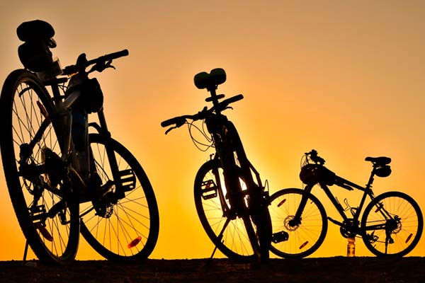 Cinco importantes consejos para practicar ciclismo en los días más calurosos del año