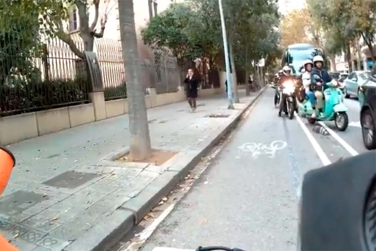 En TodoMountainBike: Un ciclista de Barcelona es agredido e insultado por denunciar la invasión del carril bici por parte de los motoristas