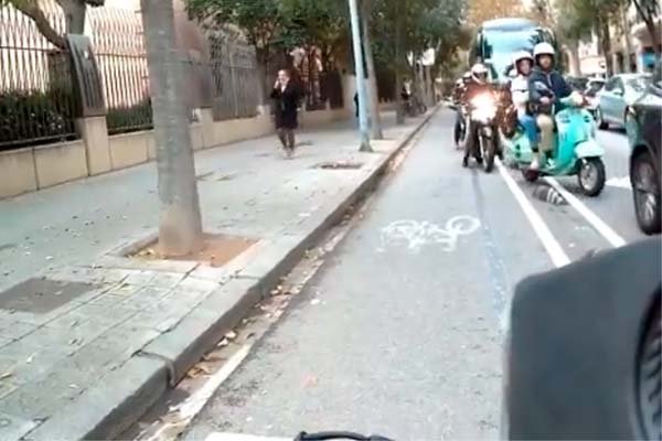 Un ciclista de Barcelona es agredido e insultado por denunciar la invasión del carril bici por parte de los motoristas