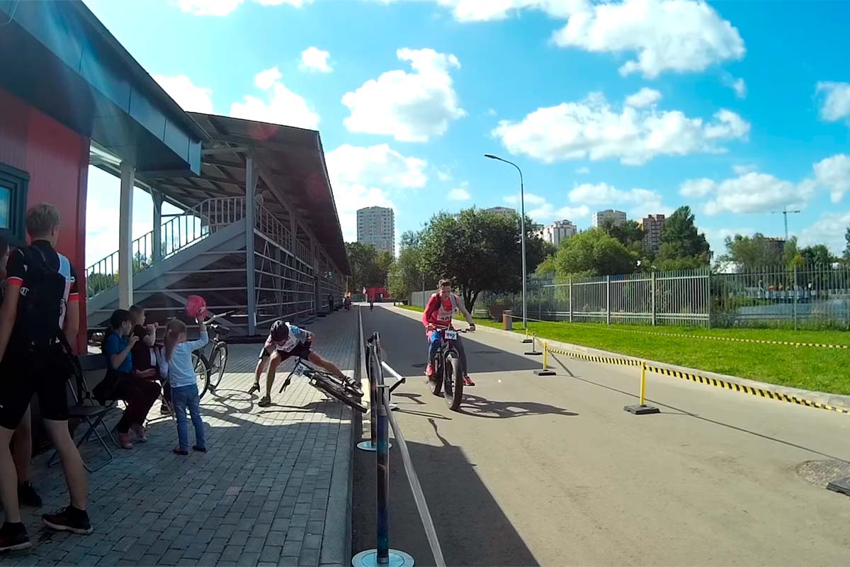 En TodoMountainBike: El increíble momento en que un ciclista pierde el control de su bici y abraza una niña en su caída para no arrollarla