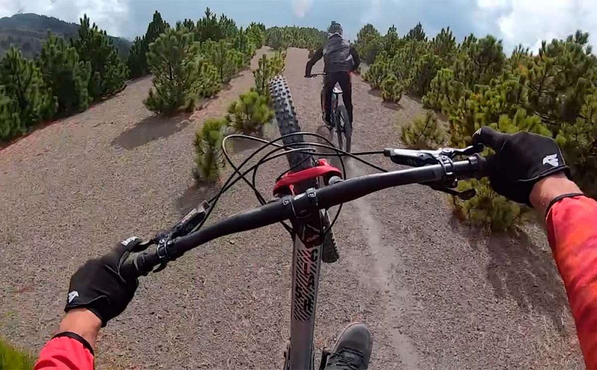 En TodoMountainBike: La Commencal Clash en acción con Hugo Frixtalon, Pierrick Lannes y Ray Fournier