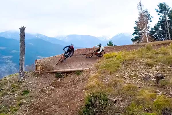 Edgar Peyra, Pierrick Lannes y la Commencal Clash en la pista de la Copa del Mundo de Vallnord