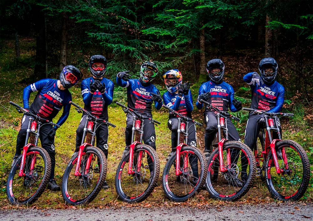 En TodoMountainBike: El Commencal/Vallnord DH Team estrena patrocinadores: Bell y ENVE