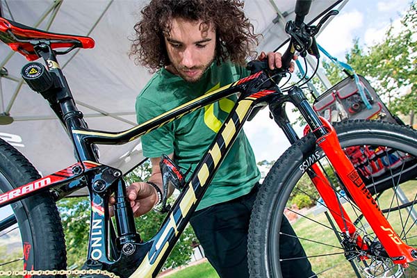 ¿Cómo ajustar a la perfección la suspensión de la bici? Yanick Gyger lo explica