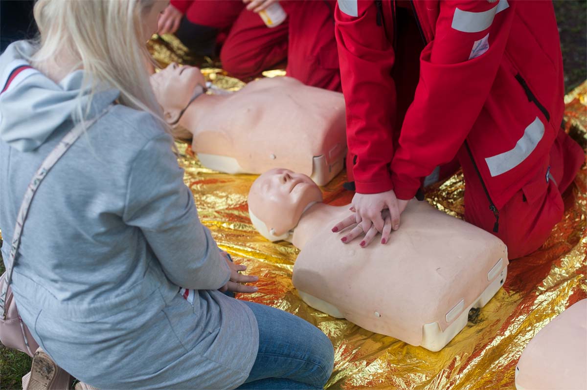 Cómo hacer la reanimación cardiopulmonar o RCP, un procedimiento que puede salvar vidas