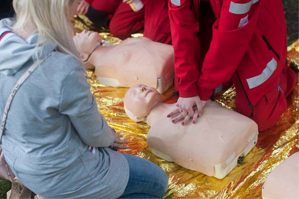 Cómo hacer la reanimación cardiopulmonar o RCP, un procedimiento que puede salvar vidas