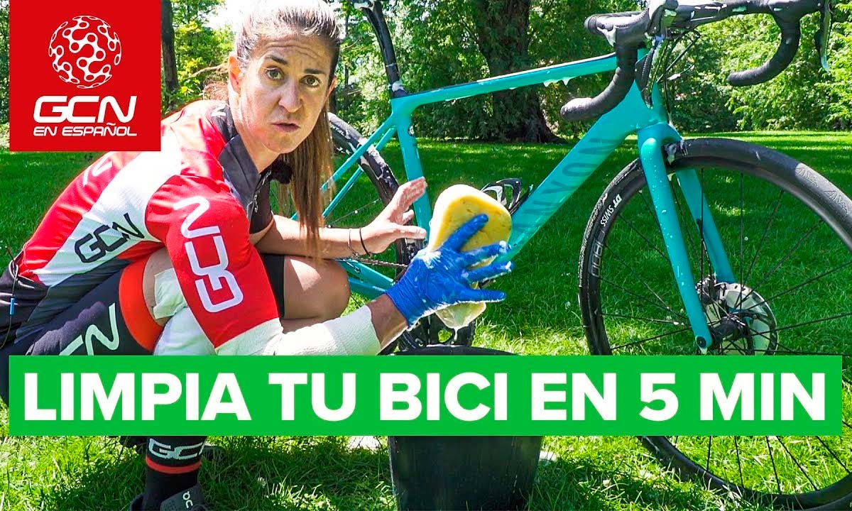 En TodoMountainBike: ¿Cómo limpiar la bicicleta en 5 minutos? Mayalen Noriega, presentadora de GCN en Español, lo explica en este vídeo