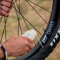 Todo lo que hay que saber sobre los neumáticos y el Tubeless, explicado por Yanick Gyger